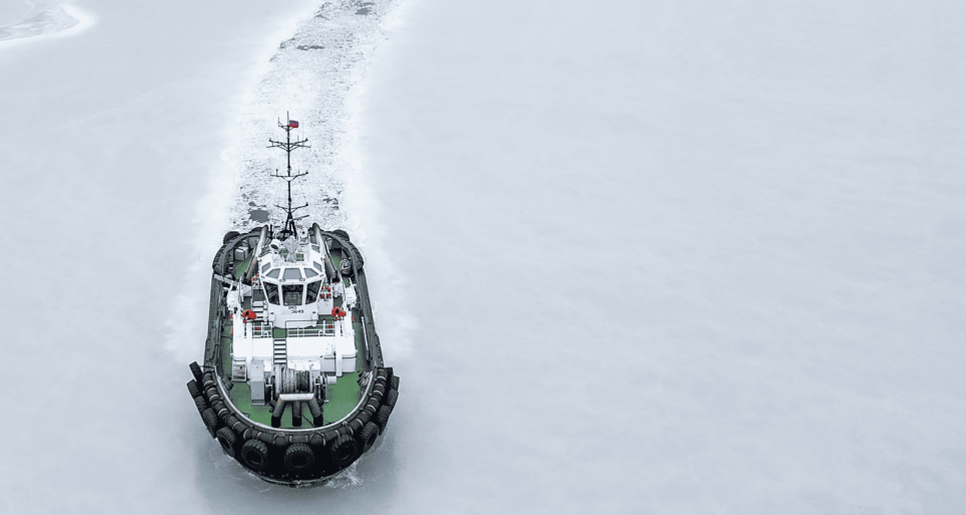 Плывущий катер